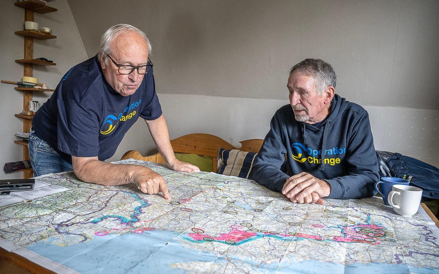 Bobban och Lasse kollar på en karta